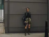 Una prescriptora de estilo con botas en la Semana de la Moda de Londres.