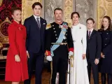 Retrato familiar oficial de los nuevos reyes de Dinamarca con sus hijos.