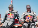Carlos Sainz descansa junto a Lucas Cruz tras ganar su cuarto Dakar.