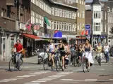 Un grupo de ciclistas circulan por un carril bici en Utrecht (Países Bajos).