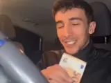 El conductor de Uber muestra un billete de 50 euros.