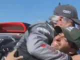 Carlos Sainz Jr. abraza a su padre tras ganar por cuarta vez el Dakar.