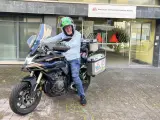 El motero Prudencio Macías, paciente con esclerosis múltiple, en su moto adaptada con la que está haciendo la ruta 'Embárcate. Unidos por la Esclerosis Múltiple'