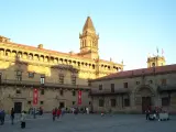 La Plaza del Obradoiro de Santiago de Compostela alberga los edificios más reconocidos de la ciudad.
