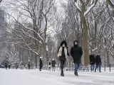 Varias personas caminan en la nieve tras la primera nevada de 2024 en Central Park, Nueva York.