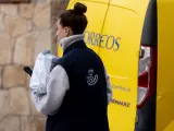 Una trabajadora de Correos, a 12 de enero de 2024, en Madrid (España).