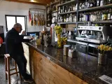 Un cliente en la barra de un bar de Enix, Almería.
