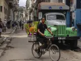 Un vendedor de flores en La Habana, Cuba.