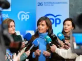 La vicesecretaria de Organización Territorial del PP, Carmen Fúnez, atiende a los medios de comunicación.