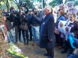 El abuelo de Marta del Castillo, en la ofrenda florar en la puerta de los juzgados después de la concentración por el 14 aniversario del asesinato su nieta.