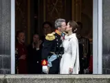 El rey Federico X de Dinamarca besa a la reina Mary en el balcón del palacio de Christiansborg, en Copenhague, tras ser proclamado rey.