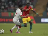 Sylla y Janko durante el partido entre Guinea y Gambia.