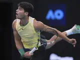 Carlos Alcaraz durante el partido de cuarta ronda del Open de Australia ante Miomir Kecmanovic.