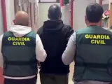 La Guardia Civil ha detenido a un hombre por su presunta implicación en el asesinato de los tres hermanos hallados sin vida y con signos de violencia en su domicilio de la localidad madrileña de Morata de Tajuña.