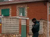 La Guardia Civil ha detenido a un hombre por su presunta implicación en el asesinato de los tres hermanos hallados sin vida y con signos de violencia en su domicilio de la localidad madrileña de Morata de Tajuña.