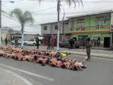 Las Fuerzas Armadas de Ecuador custodian a un grupo de detenidos.