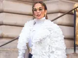 Jennifer Lopez acude al desfile de Alta Costura de primavera-verano 2024 de Schiaparelli
