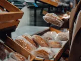 Panes en los estantes de un supermercado