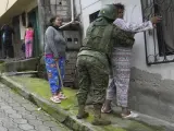 Soldados registran a mujeres en Quito, Ecuador.
