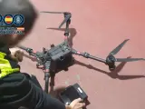 Un agente de la Policía Nacional inspecciona un dron.