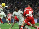 El remate de Vinícius en el segundo gol del Real Madrid ante el Almería.