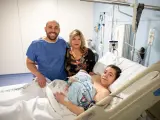 La pareja junto a su bebé y la abuela que le ha donado el útero a su hija.