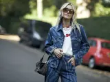 El total look denim ya es un básico en el 'street style' de las Semanas de la moda.