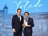 El alcalde de Toledo, Carlos Velázquez, entrega la Medalla de su ciudad al primer edil de Madrid, José Luis Martínez-Almeida.