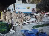 Los equipos de rescate instalan tiendas de campaña en el municipio de Yamansu, en la región de Xinjiang (China) tras el terremoto.