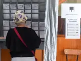 Una persona se prepara para votar durante las elecciones del 23J.