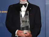 Norman Jewison con su premio a toda una vida en la sala de prensa de la 62ª edición de los Directors Guild Awards en el Hyatt Regency Century Plaza de Los Ángeles. (Foto de ARCHIVO) 30/1/2010