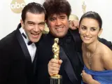 Pedro Almodóvar posa junto a Penélope Cruz y Antonio Banderas con su Oscar por 'Todo sobre mi madre'