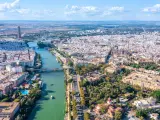 Vista aérea de Sevilla y el río Guadalquivir.
