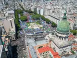 Fotografía aérea que muestra a manifestantes durante una protesta convocada por la Confederación General del Trabajo en la Plaza del Congreso, en Buenos Aires.