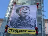 Varios activistas de Greenpeace han escalado una de las torres acristaladas del museo Reina Sofía, en Madrid, para desplegar una ilustración de casi 60 metros cuadrados, obra del artista Shepard Fairey, conocido como OBEY, para pedir el alto el fuego en Gaza.