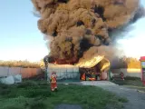 Incendio de una nave de plásticos de Moguer (Huelva).