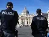 Policía en la plaza de San Pedro del Vaticano, en una imagen de archivo.