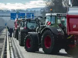 Agricultores franceses bloqueando una autopista en Bayonne.