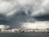 Tormenta y nubes sobre el centro de la ciudad de A Coruña.