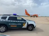 Coche de la Guardia Civil en el aeropuerto de Menorca con motivo de una amenaza de bomba.
