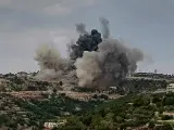 Columna de humo tras un ataque de Israel contra la localidad de Dhaira, en el sur de Líbano, en medio de los intercambios de disparos con Hizbulá.