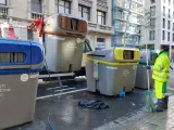 Tareas de limpieza de contenedores en Barcelona.