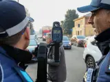 Dos agentes de policía durante un control de velocidad en Italia.