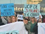 Decenas de personas durante una concentración para reclamar una solución para la UCI Pediátrica de La Paz,
