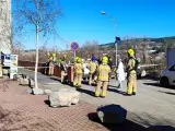 Efectivos impidiendo el paso al Hospital Trueta de Girona tras una fuga de gas.