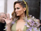 Jennifer Lopez llega al desfile de primavera-verano 2024 de Elie Saab en la Semana de Alta Costura de París