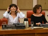 La ministra de Igualdad, Ana Redondo (i) y la diputada del PSOE y exvicepresidenta primera del Gobierno Carmen Calvo (d), durante la Comisión de Igualdad, en el Congreso de los Diputados, a 25 de enero de 2024, en Madrid (España)