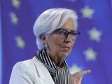 La presidenta del Banco Central Europeo, Christine Lagarde anuncia que los tipos seguirán congelados en máximos históricos.