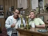 Paul Newman y Joanne Woodward posan, respectivamente, con su Noscar y su Oscar.