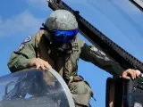 Piloto de caza accediendo a su avión de combate del Ejército del Aire y del Espacio español.